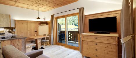 Una televisión, una chimenea