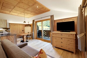 TV, fireplace - Apartment 'Erle' with Mountain View, Shared Terrace and Wi-Fi (VALLE DI CASIES)