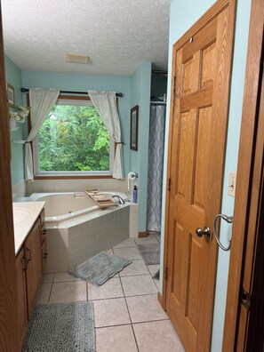 Shower, jetted bath, hair dryer, towels