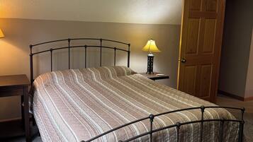 3 bedrooms, desk, free WiFi, bed sheets