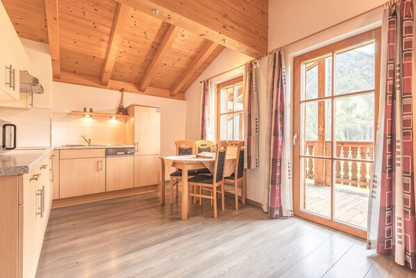 Kylskåp, mikrovågsugn, spishäll och diskmaskin