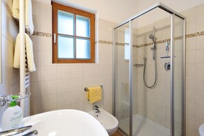 Ducha, secador de pelo y toallas