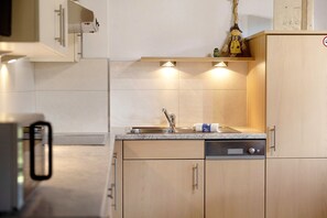 Fridge, microwave, stovetop, dishwasher