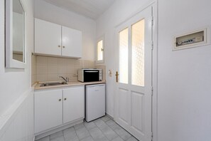 Kühlschrank, Ofen, Herdplatte, Wasserkocher mit Kaffee-/Teezubehör