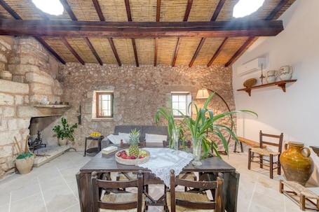 Dining. Country House 'Pizzola' with Private Terrace, Wi-Fi and Air Conditioning