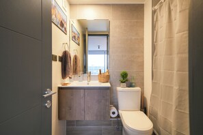 ヘアドライヤー、タオル、石鹸、トイレットペーパー