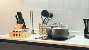 A kitchen with wooden cabinets, a white tiled backsplash, and stainless steel appliances. - Modern and Cozy 1D1B Santiago Downtown Near Movistar Arena (Santiago)