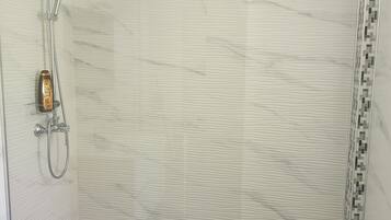 Doccia, asciugacapelli, bidet, asciugamani