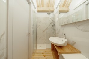 Shower, hair dryer, towels, soap - HEART OF PORTO APARTMENT F DUPLEX by VACATIONY (Oporto)