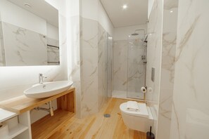 Dusche, Haartrockner, Handtücher