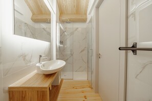 تجهيزات دش، مجففات شعر، مناشف، صابون