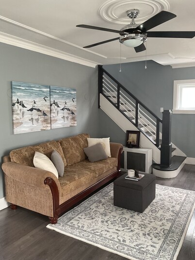 Stylish comfort near the falls- family friendly relaxation awaits!