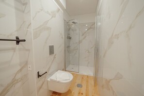 Chuveiro, secador de cabelo, toalhas de banho, sabonete