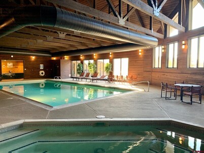 Fabulous one bedroom condo less than 5 min from Purgatory with ski shuttle stop
