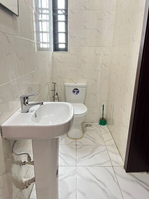 Dusche, Handtücher, Toilettenpapier