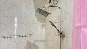 Dusche, Handtücher, Toilettenpapier