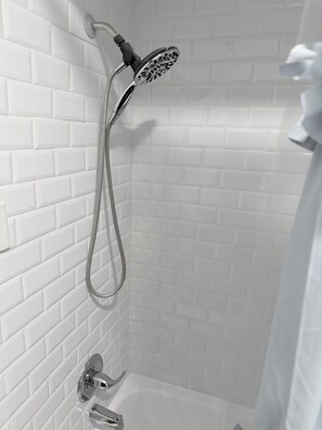 Shower, hair dryer, towels, soap - FIFA World Cup Home with Pool! (Houston)