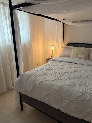 4 bedrooms, iron/ironing board, free WiFi, bed sheets