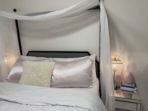 4 bedrooms, iron/ironing board, free WiFi, bed sheets - FIFA World Cup Home with Pool! (Houston)