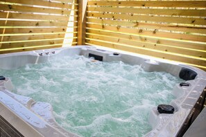 Bañera de hidromasaje al aire libre