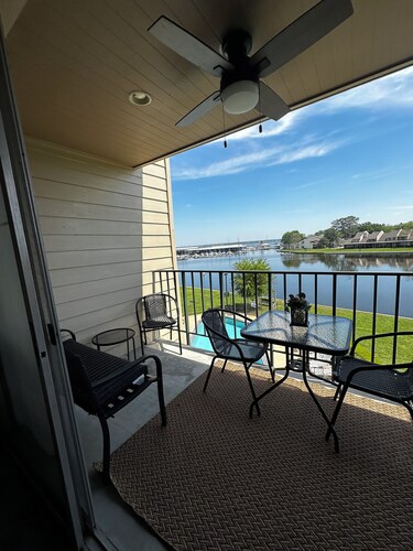 A beautiful Cozy 2-bedroom condo in charming Montgomery on Lake Conroe