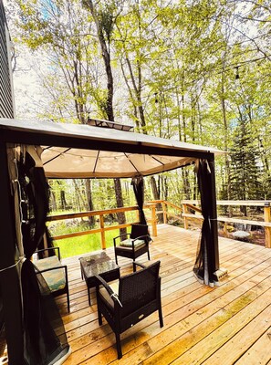 Terrace/patio - COZY PINE NEST HOUSE WITH FIREPLACE & FIRE PIT IN TOBYHANNA (Tobyhanna)