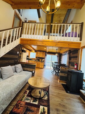 Smart-TV, Kamin, Bücher, Arbeitsbereiche