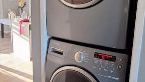 Eine wandmontierte Wasch- und Trocknerkombination mit Bedienfeld und digitalem Display.