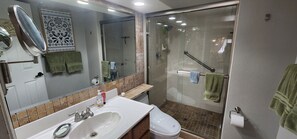 Douche, sèche-cheveux, bidet, serviettes fournies