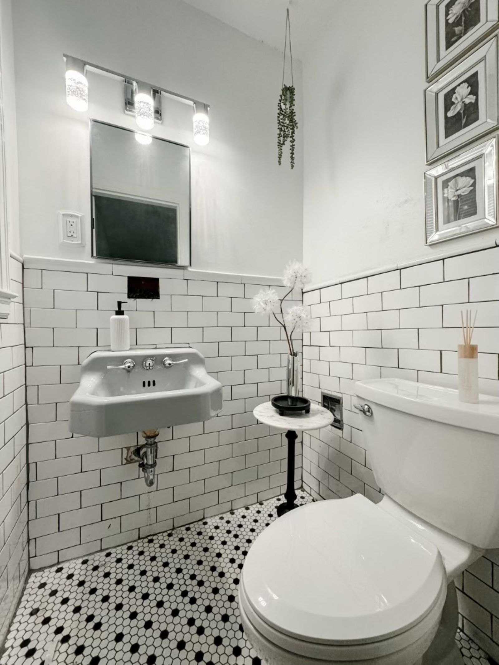Haartrockner, Handtücher, Seife, Toilettenpapier
