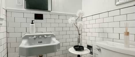 Haartrockner, Handtücher, Seife, Toilettenpapier