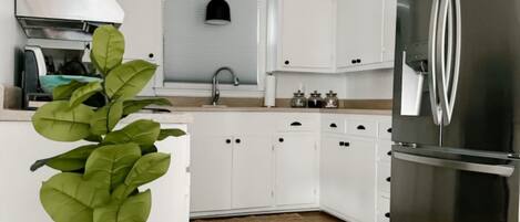 Microondas, horno, placa de cocina