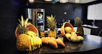 Spacious 8-bedroom villa in welcoming Santo Domingo Este with WiFi, AC