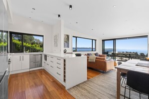 Interior - Vista al Mar (Pōhara)