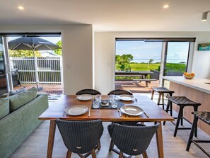 Dining - Sea Esta (Pōhara)