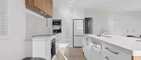 Een koelkast, een magnetron, een oven, een vaatwasser