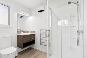 Shower, hair dryer, towels, toilet paper - Sea Esta (Pōhara)