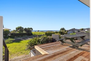 Outdoor dining - Sea Esta (Pōhara)