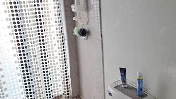 按摩浴缸、毛巾、肥皂、卫生纸