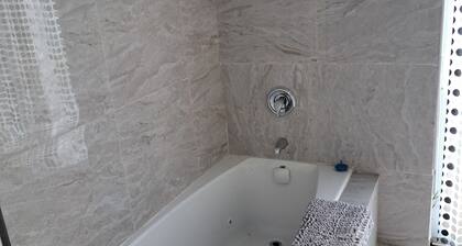 Charming lodge with WiFi and AC in tranquil The Acreage