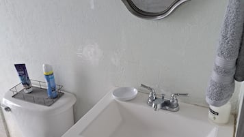 Baignoire Ă jets, serviettes fournies, savon, papier toilette