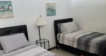 Charming lodge with WiFi and AC in tranquil The Acreage