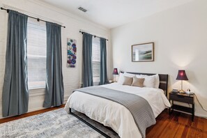 3 bedrooms, desk, iron/ironing board, travel cot - Walk & Chill - Southside, Sips, Choo Choo (Chattanooga)