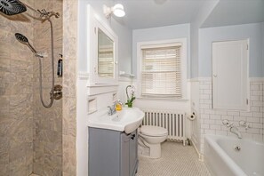 Hair dryer, towels, soap, shampoo - Historic Tudor Cottage - Cute 3 Bedroom Home (Superior)