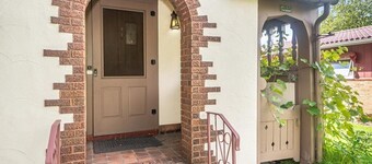 Historic Tudor Cottage - Cute 3 Bedroom Home