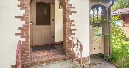 Historic Tudor Cottage - Cute 3 Bedroom Home