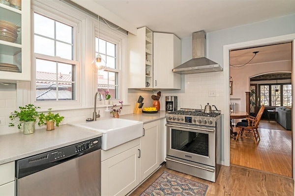 Mikrobølgeovn, ovn, kokeplater og oppvaskmaskin