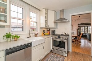 Microondas, horno, placa de cocina, lavavajillas