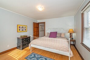 3 bedrooms, iron/ironing board, WiFi, bed sheets - Historic Tudor Cottage - Cute 3 Bedroom Home (Superior)