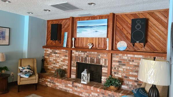 Interior - Furnished Mid-term Rental in Peaceful 2BR Near Everything in Clearwater (Clearwater)